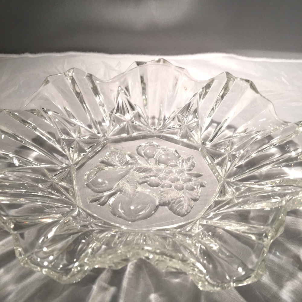 Ruffled edge‎ glass fruit plate/bowl vintage